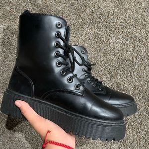 Seven dials boots size 7m/8.5w